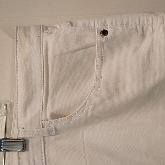 Jaclyn Smith Woman White Crop Jeans, Size 20W - Picture 4 of 11